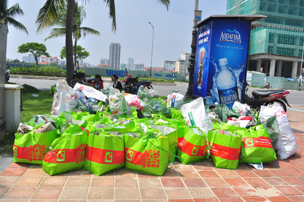 Tuổi[-]trẻ[-]Đà[-]Nẵng[-]thu[-]gom[-]rác[-]thải[-]trên[-]tuyến[-]đường[-]du[-]lịch[-]của[-]bán[-]đảo[-]SơnTrà
